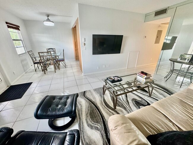 Building Photo - 4063 Yarmouth E