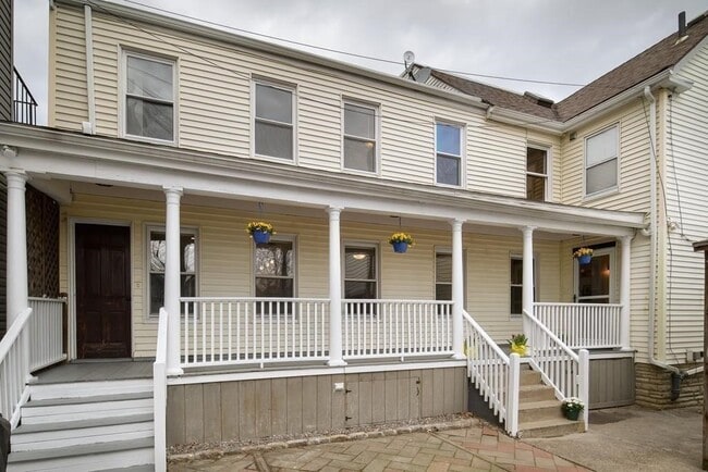 Building Photo - 144 Brooks St