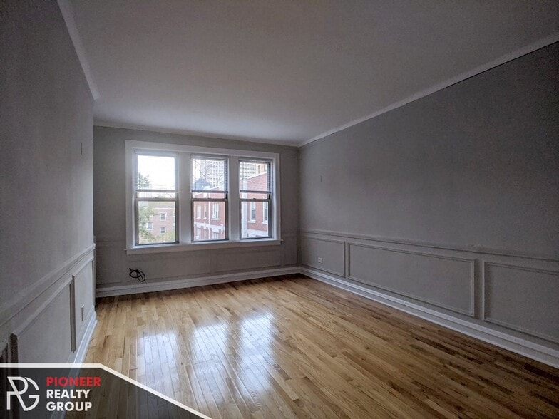 Building Photo - 546 W Surf St