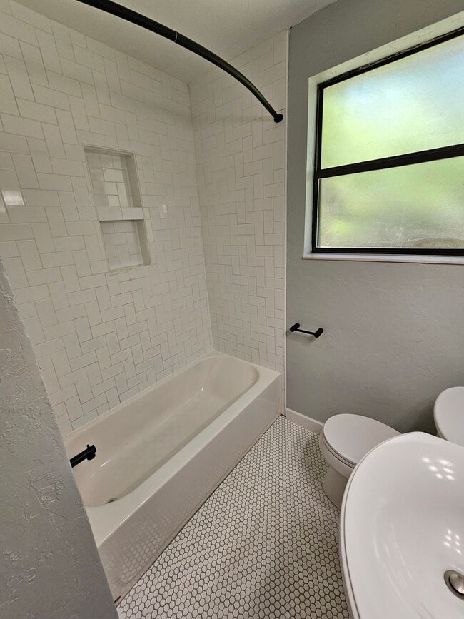 Building Photo - 2 Bedroom/2 Bath home near Duck Pond and Citizens Field