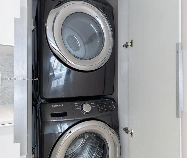 Building Photo - 1800 NE 114th St