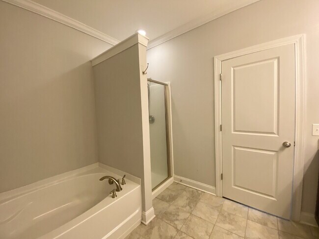 Building Photo - End Unit Townhouse in Cypress Ridge!