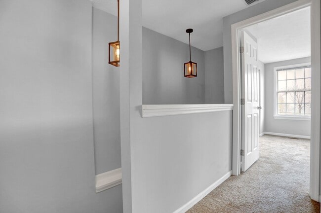 Building Photo - Charming End Of Group Townhome for Rent