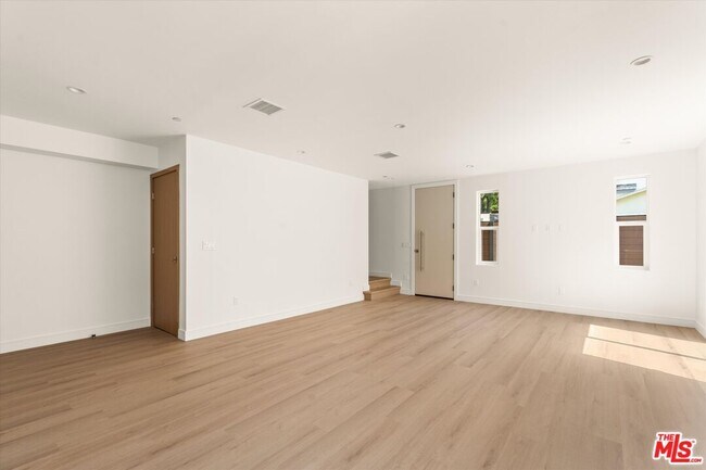 Building Photo - 5910 1/2 Mammoth Ave