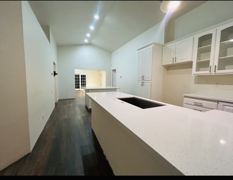 Building Photo - 2034 Riverbirch Dr