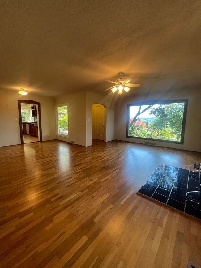 Building Photo - 3- Bedroom 2.5-Bathroom Gardening paradise...
