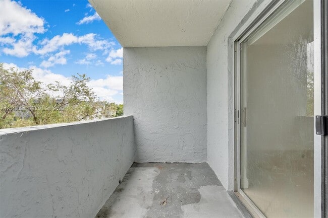 Building Photo - 9369 Fontainebleau Blvd