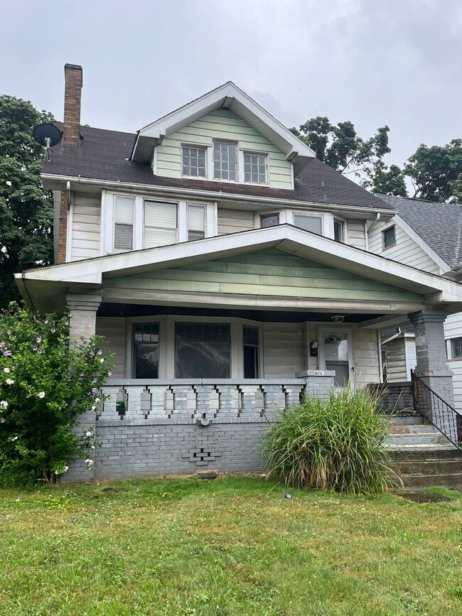 Building Photo - Section 8 Accepted! Spacious Newly Renovat...