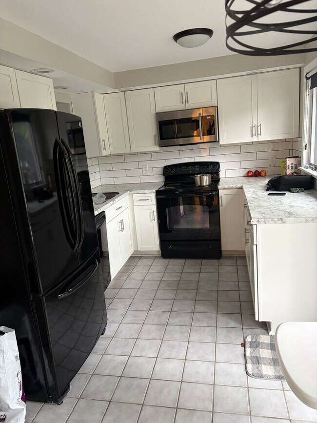 Building Photo - 2 bedroom 1.5 bath Townhouse available September!