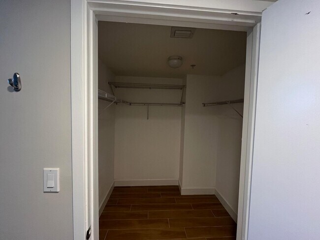 Building Photo - 1551 N Flagler Dr