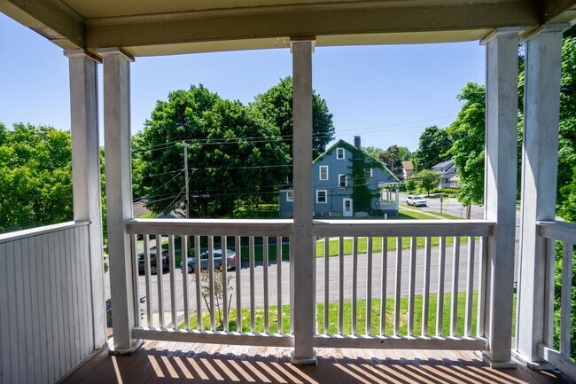 Building Photo - Newly Renovated Bright 2nd Floor Flat - 6/...