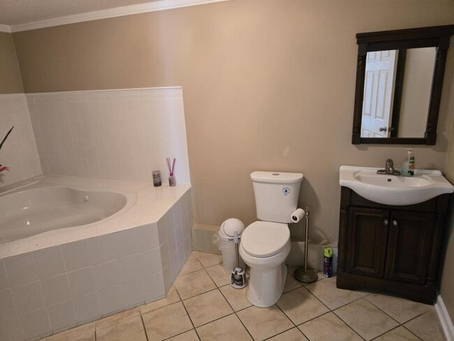 Building Photo - 4909 NE 78th St