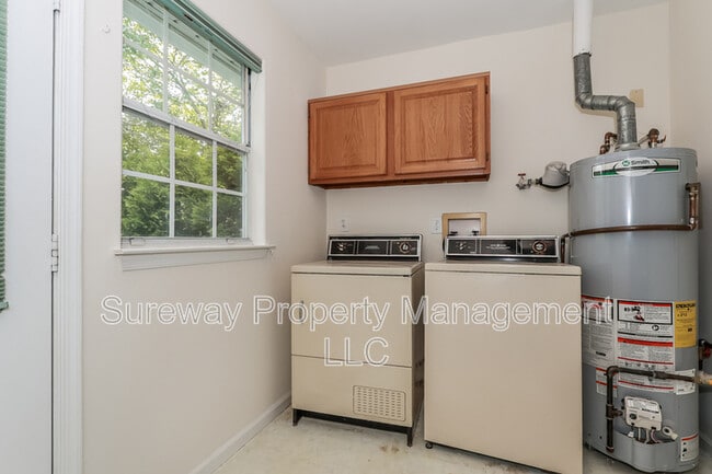 Building Photo - 1042 A Canterbury Dr