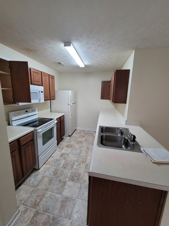 Building Photo - 3BR Townhome, Total Electric