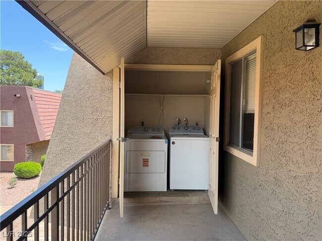 Building Photo - 4390 Sandy River Dr
