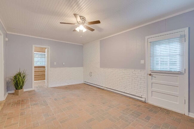 Building Photo - Spacious 3-Bed Ranch Living in Hillsborough