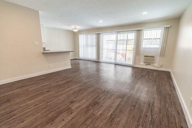 Interior Photo - 8375 Fountain Ave