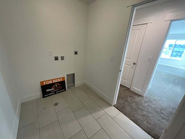 Building Photo - 3 bedroom 2.5 Bath Townhouse