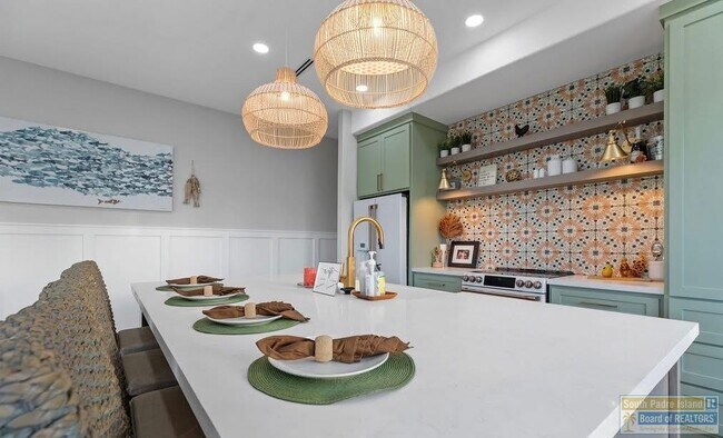 Primary Photo - 211A W Mesquite St