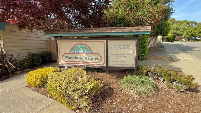 Building Photo - Updated Woodland Estates Home