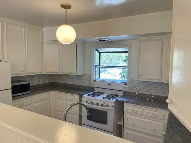Building Photo - Charming 3-Bedroom Home with Gardener Serv...