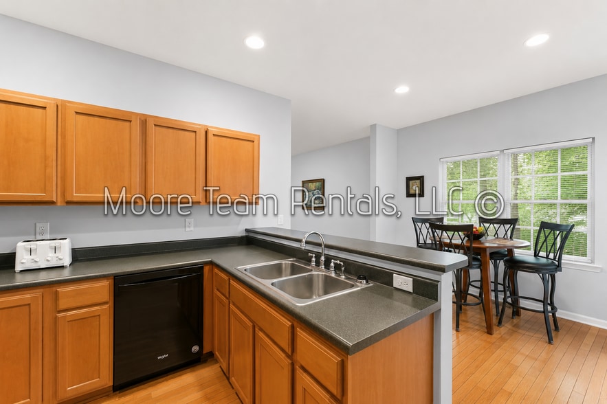 Building Photo - 250 Highland Golf Dr