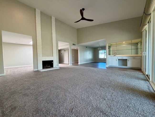 Building Photo - Wonderful Townhome in SE Vegas.