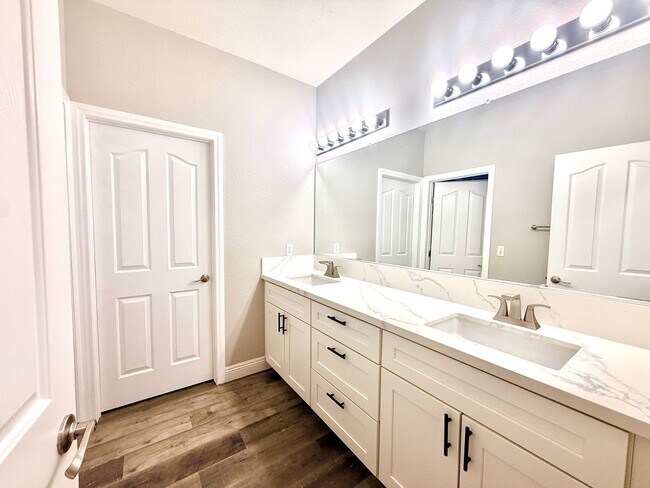 Building Photo - Five bedroom home in Henderson with downstairs bedroom and pool And Spa