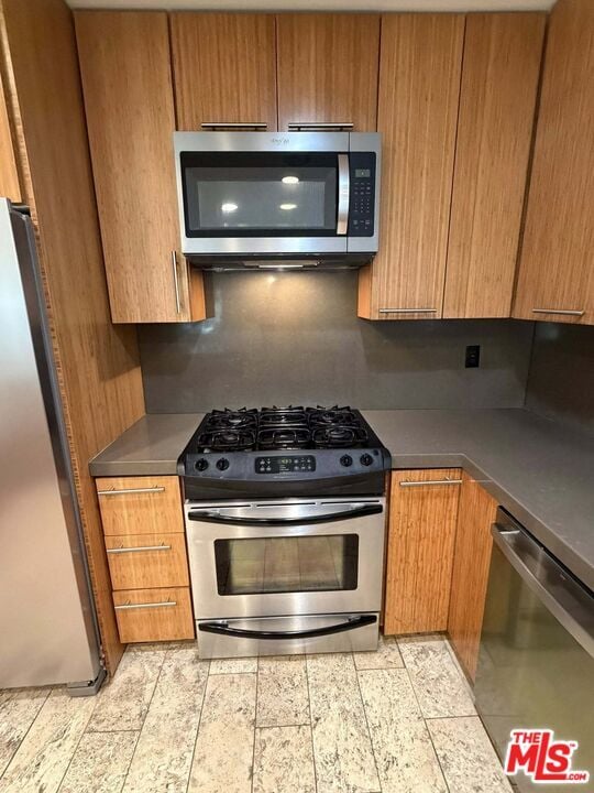 Building Photo - 832 N Las Palmas Ave