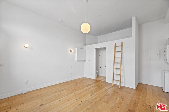 Building Photo - 1341-1342 Lilac Terrace