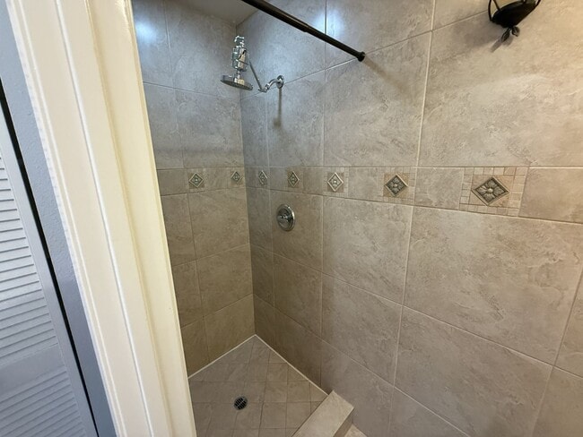 Building Photo - Bright & Updated 2BR Townhome Across from Fremont Park