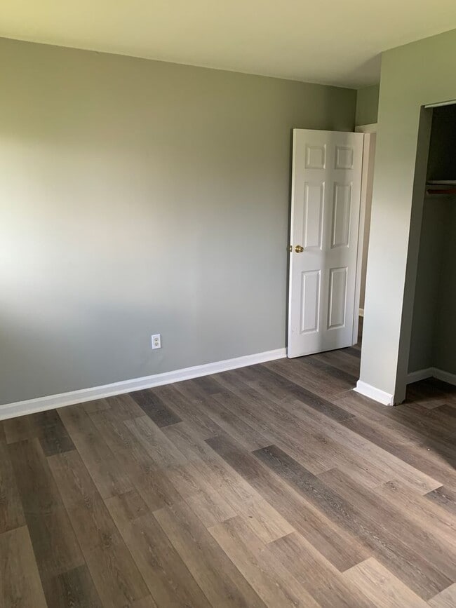 Building Photo - New Renovated 3 bed 1 bath Unit!