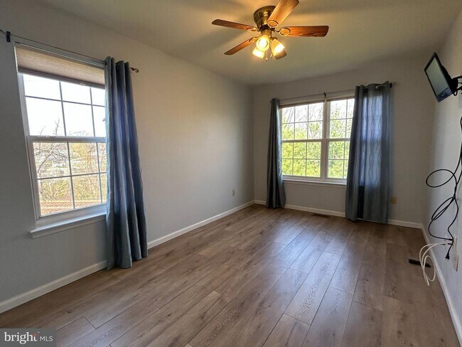 Building Photo - 445 Fort Hill Cir