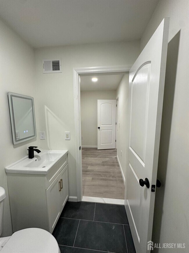 Building Photo - 112 Fairview Ave