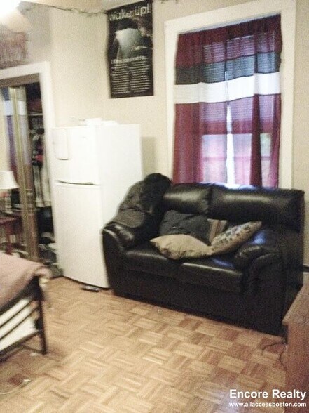 Building Photo - 40 Anderson St