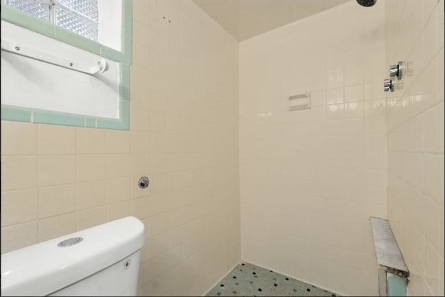 Building Photo - "Charming 3-Bed Retreat with Gleaming Hardwood Floors on Beacon Hill Avenue!"