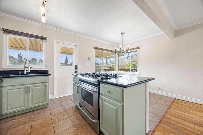 Building Photo - Stunning 2-Bed, 1-Bath Condo in the Heart ...