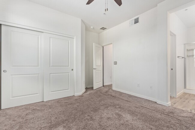 Building Photo - 2321 E Huntington Dr