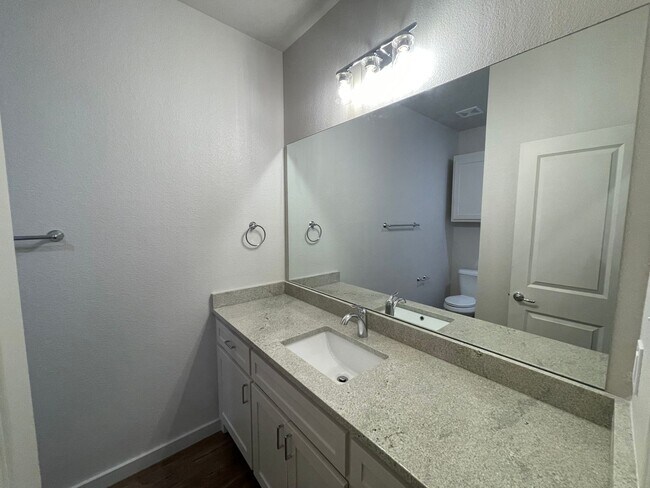 Building Photo - Luxury Two Bedroom Townhome in Abbey Glen ...