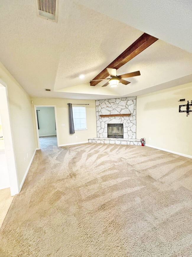 Building Photo - 714 Robin Hood Dr