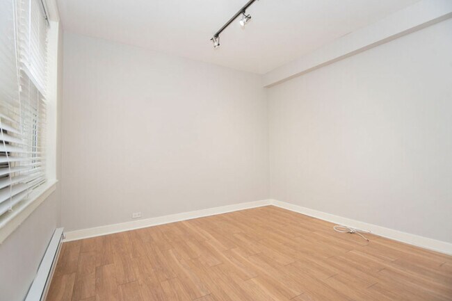 Building Photo - 511 W Belmont Ave