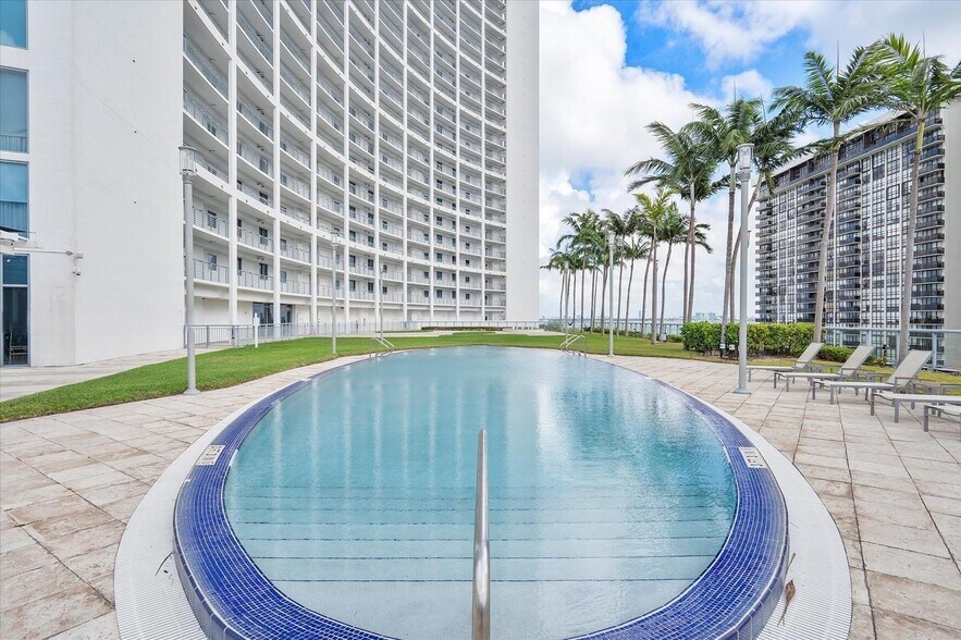 Building Photo - 601 NE 36th St