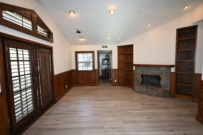 Building Photo - Beautiful Mission Viejo 5 bedroom 2.5 bathroom plus den home