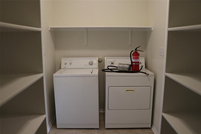 Building Photo - 321 Parrot Tulip View