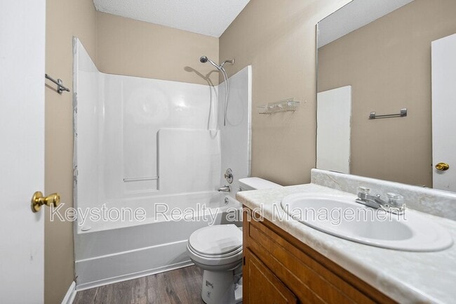 Building Photo - 704 Peachers Dr
