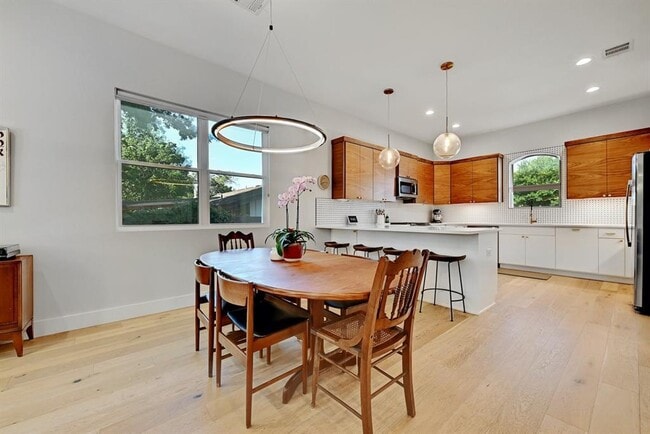 Building Photo - 4707 Craigwood Dr