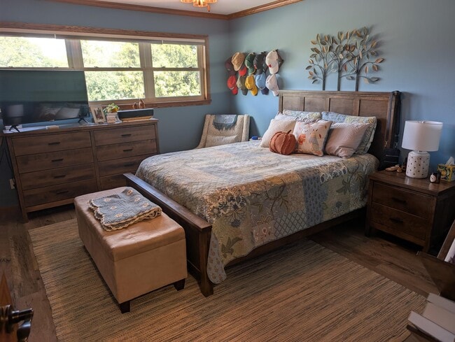 Building Photo - 607 Tamarack Dr W