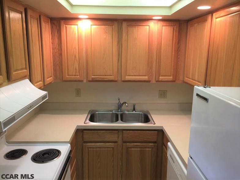 Kitchen full view - 800 Stratford Dr