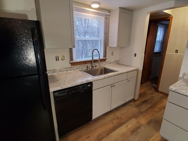 Building Photo - Brown Deer 3 bedroom ranch