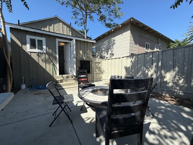 Building Photo - Beautiful 2 Bedroom House With Private Bac...